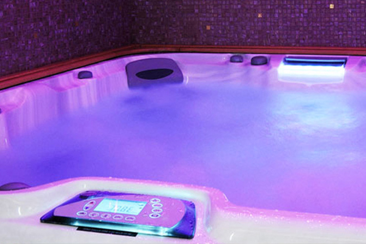Musique et chromothérapie dans le hot tub : créer une ambiance&nbsp;relaxante